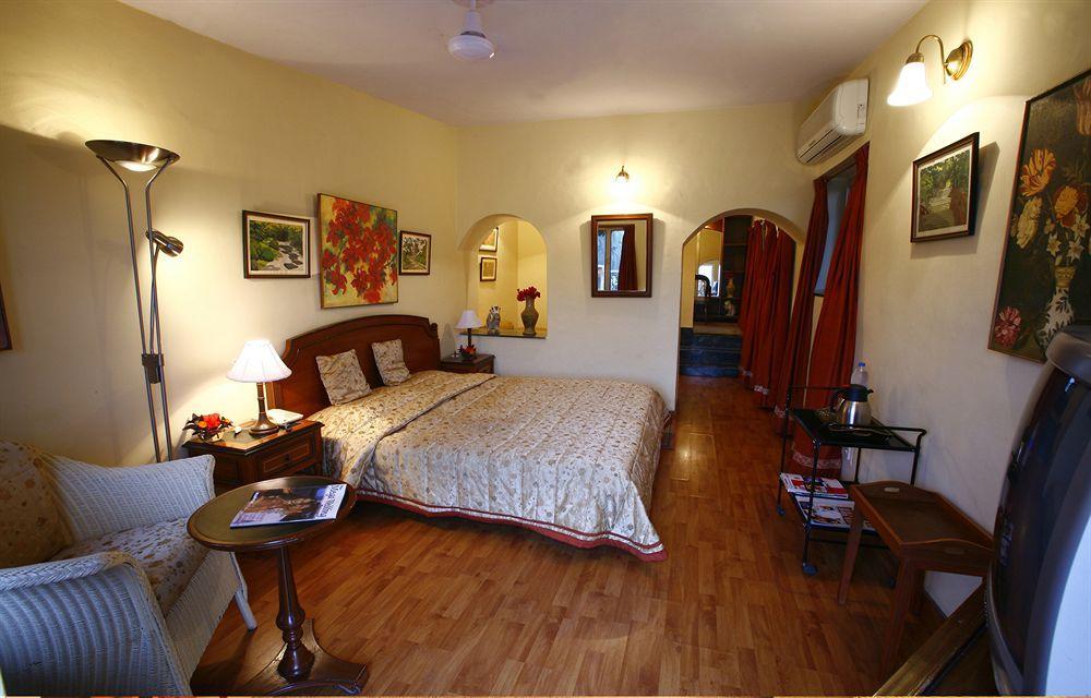 Welcomheritage Connaught House Ābu Exteriör bild